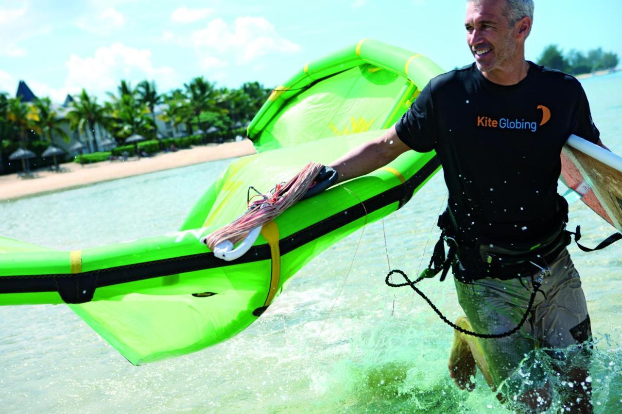 Heritage Le Telfair Golf & Wellness Resort Bel Ombre Bagian luar foto A kiteboarding instructor
