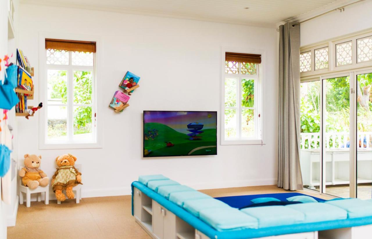 Heritage Le Telfair Golf & Wellness Resort Bel Ombre Bagian luar foto A child's bedroom with a television