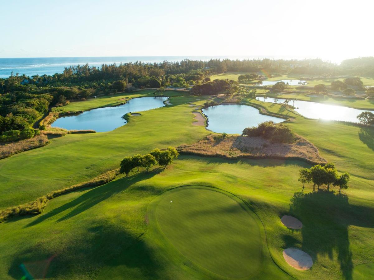 Heritage Le Telfair Golf & Wellness Resort Bel Ombre Bagian luar foto Aerial view of the 18th hole at the Ocean Course
