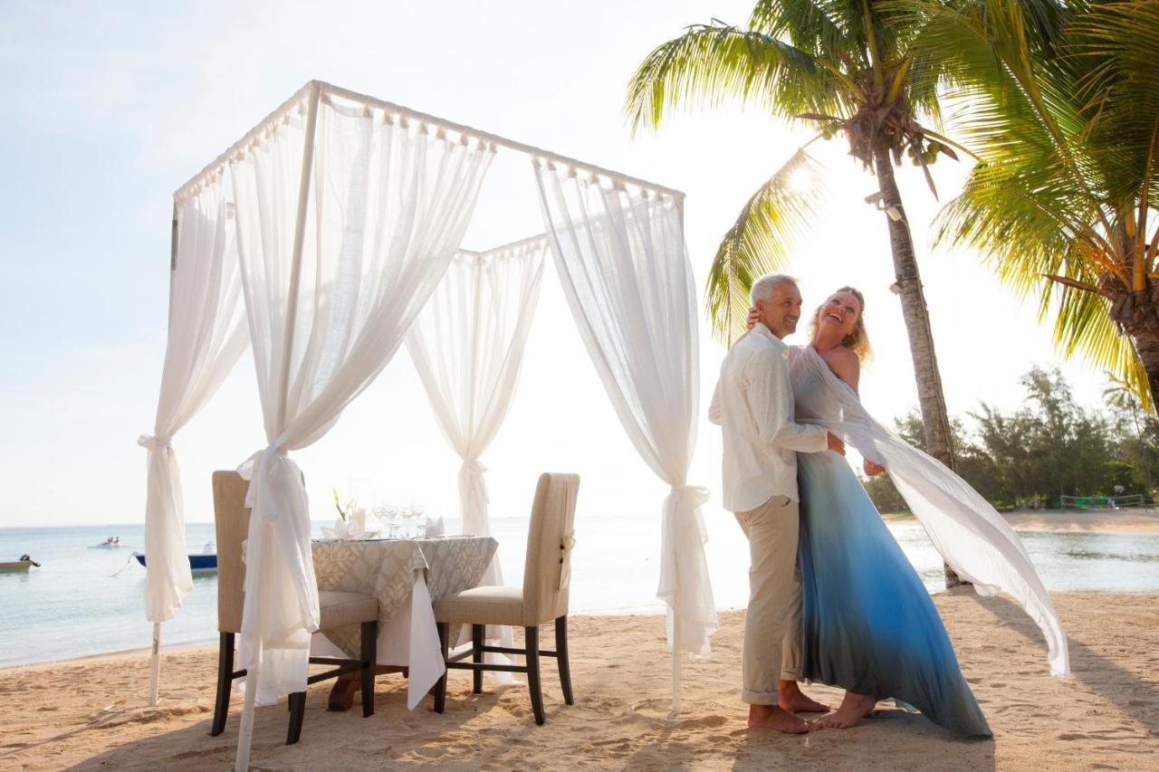 Heritage Le Telfair Golf & Wellness Resort Bel Ombre Bagian luar foto A couple at Sandals Halcyon Beach