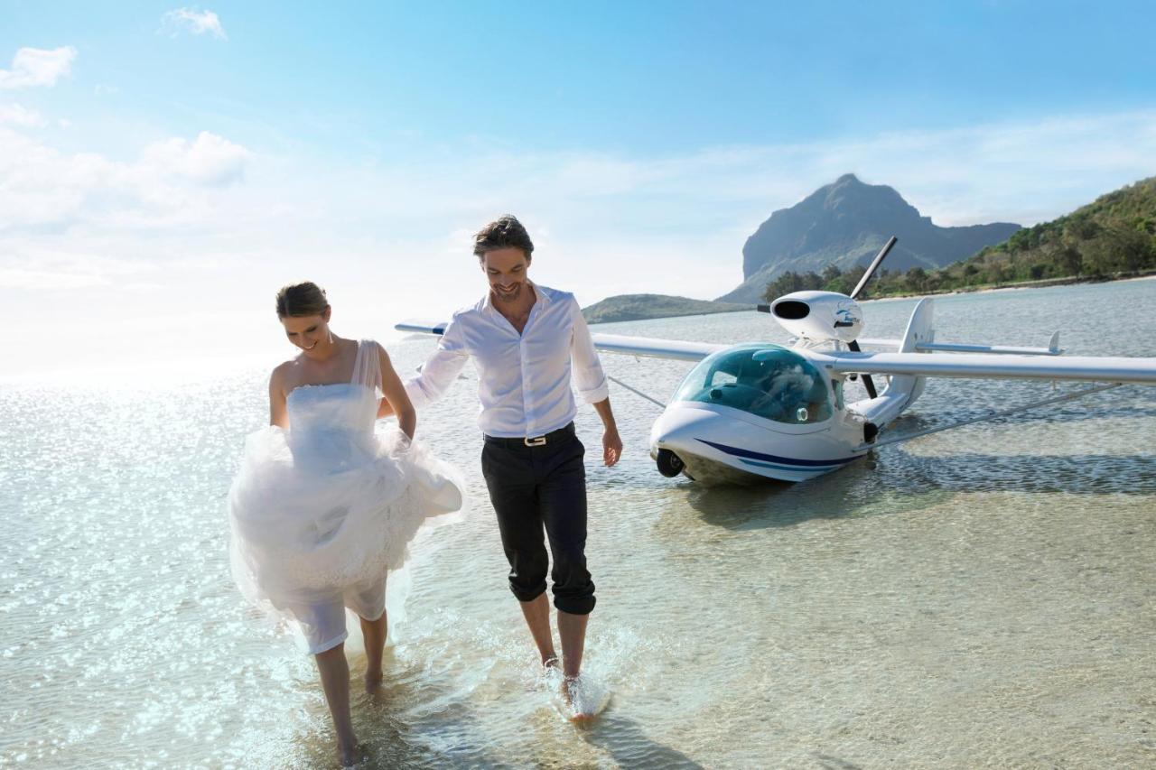 Heritage Le Telfair Golf & Wellness Resort Bel Ombre Bagian luar foto A Diamond DA40 amphibious aircraft