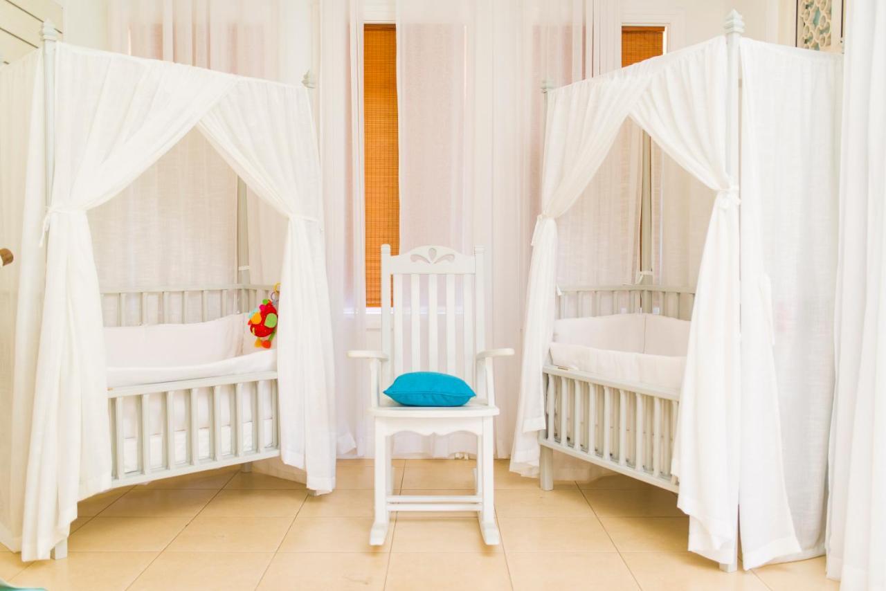 Heritage Le Telfair Golf & Wellness Resort Bel Ombre Bagian luar foto Two cots with mosquito nets