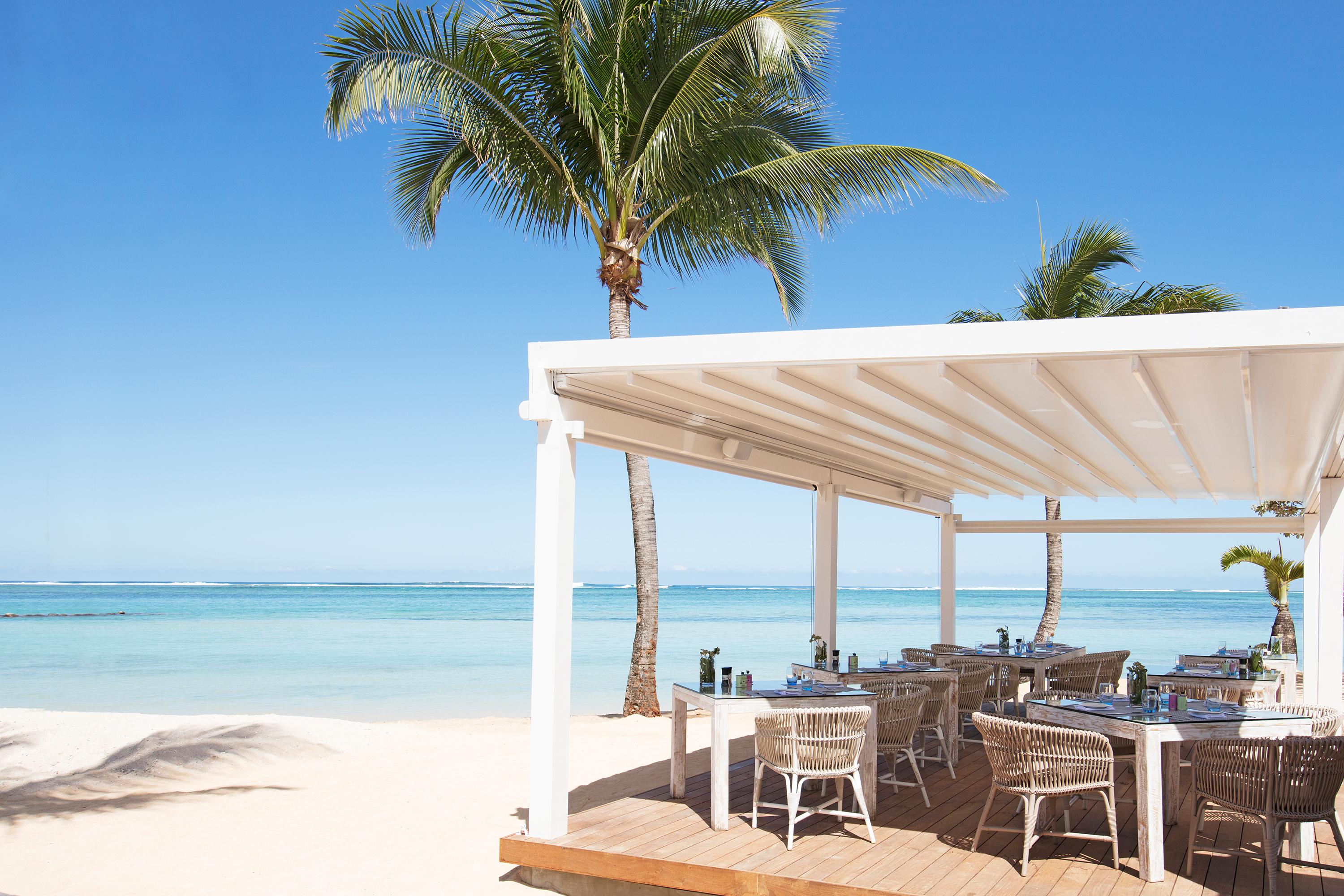 Heritage Le Telfair Golf & Wellness Resort Bel Ombre Bagian luar foto Beachfront dining at Atlantis Paradise Island